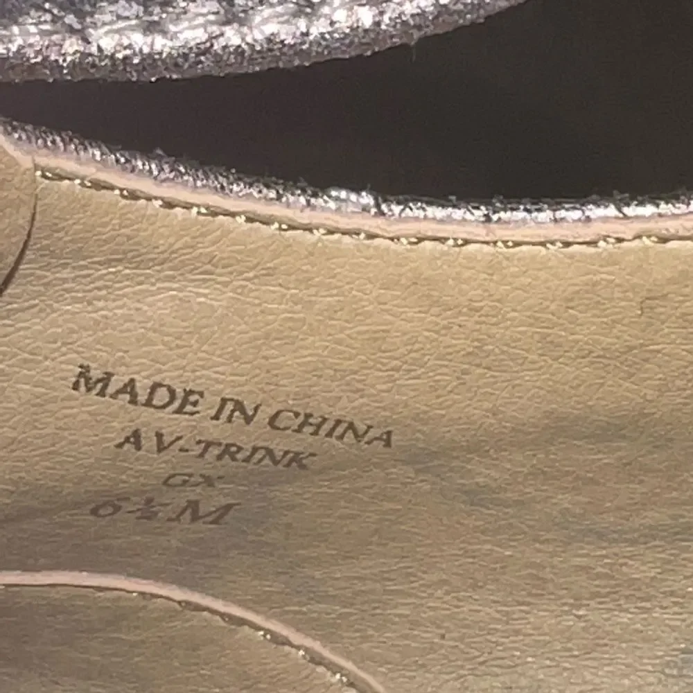 Adrienne Vittadini Trink Silver Distressed Leather Oxford Flats 6.5 in‎ EUC